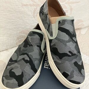 OluKai Women’s Pehuea Pa'i Slip-On Shoes 6 NIB